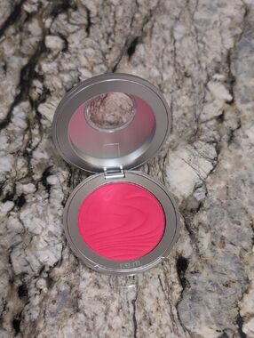 r.e.m. Vibrant Pink Cream Blush — Bold Pink Glow